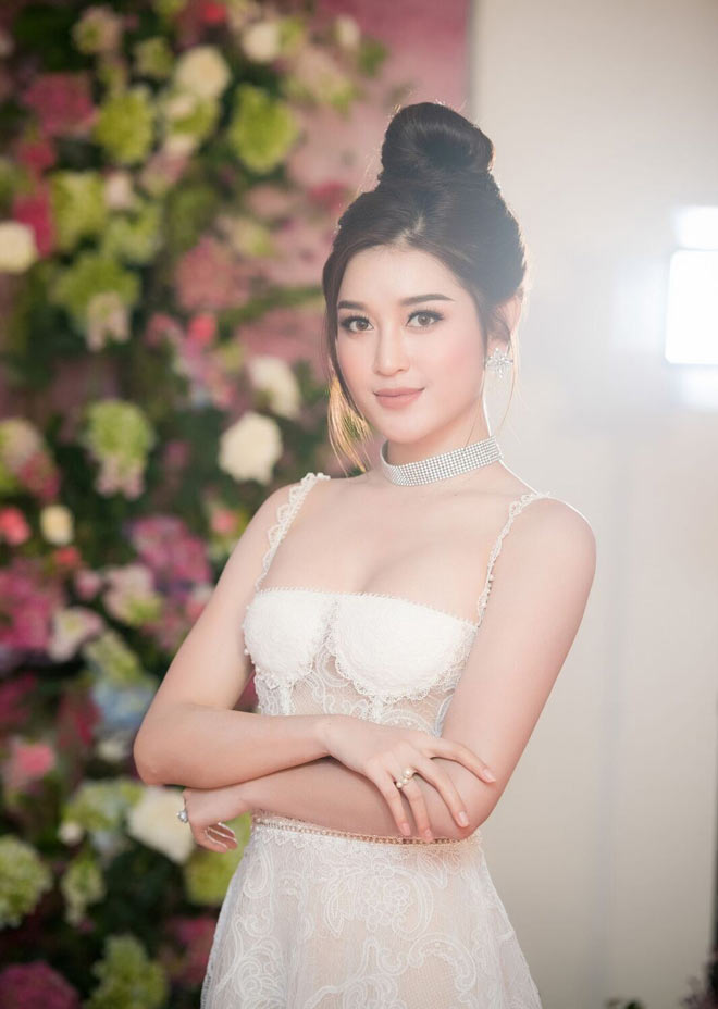Huyền My xuất hiện với vẻ ngoài long lanh như tiên nữ khiến ai nhìn cũng yêu.