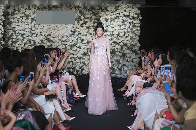 Khi người đẹp sải bước trên sàn diễn, mọi ánh mắt đều đổ dồn về phía cô.