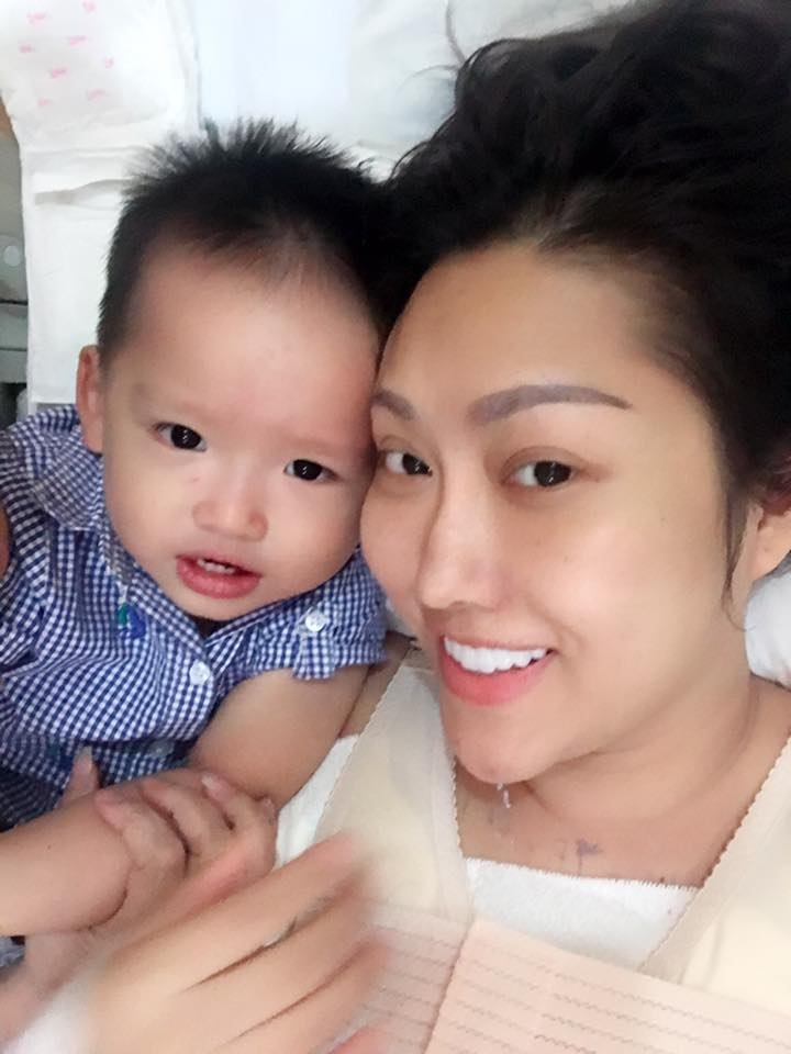 Phi Thanh Vân còn chia sẻ, cô không hề cảm thấy đau đớn sau ca đại phẫu vì uống rất nhiều thuốc giảm đau, kháng sinh, chống sưng. Cô cũng chưa kịp sửa mũi trong đợt thẩm mỹ này. Trong những ngày nằm hồi phục sức khỏe, mẹ cô và con trai Tấn Đức cùng nhiều người thân đã vào viện chăm sóc, động viên.