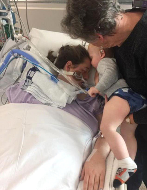 
B&eacute; JB gửi nụ h&ocirc;n cuối c&ugrave;ng đến người mẹ đang nằm tr&ecirc;n giường bệnh. Ảnh:Gofundme.
