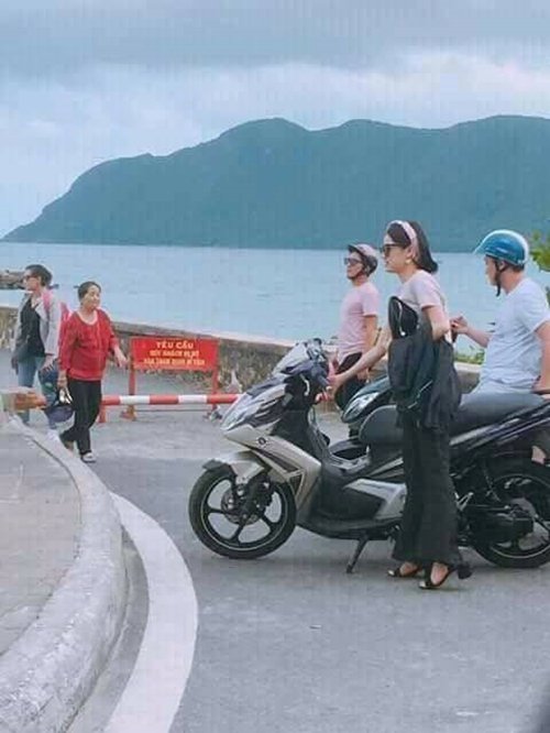
Trường Giang, Nh&atilde; Phương mặc đồ đ&ocirc;i khi đến thăm nh&agrave; t&ugrave; ở C&ocirc;n Đảo. Ảnh: FB.
