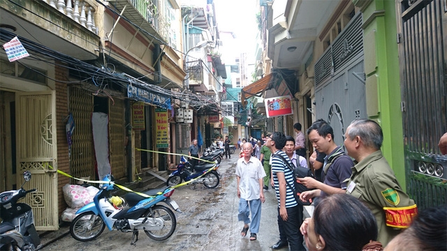 Ng&ocirc;i nh&agrave; ch&aacute;y được phong tỏa, ni&ecirc;m phong để phục vụ c&ocirc;ng t&aacute;c điều tra.