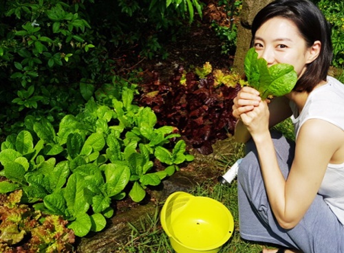 Sau khi kết hôn với  ông hoàng Hallyu  Bae Yong Joon năm 2015, Park Soo Jin có cuộc sống khá vương giả. Vợ chồng cô sống trong biệt thự cao cấp rộng tới 115 mét vuông ở khu quý tộc Seongbuk-dong (Seoul, Hàn Quốc). Căn biệt thự này được ngôi sao  Bản tình ca mùa đông  mua với giá 6 tỷ won (khoảng 120 tỷ đồng) hồi năm 2010. Soo Jin được fan của Bae Yong Joon khen hết lời khi thường xuyên chia sẻ hình ảnh vườn rau sạch tự trồng.