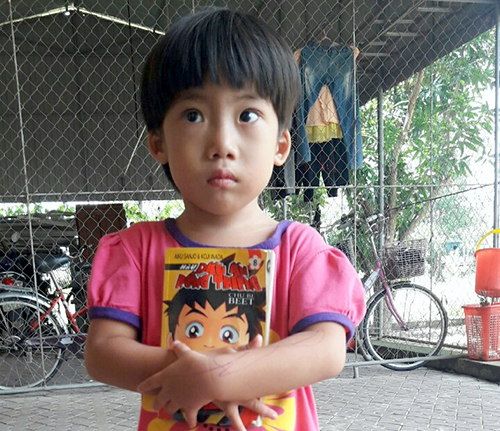 B&eacute; g&aacute;i đang được chăm s&oacute;c tại L&agrave;ng trẻ em mồ c&ocirc;i H&agrave; Tĩnh. Ảnh: Hải Nam.