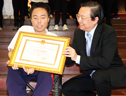 Giám đốc Sở Giáo dục và Đào tạo TP HCM Lê Hồng Sơn trao bằng khen cho Trần Phan Thanh Hải. Ảnh: Mạnh Tùng.