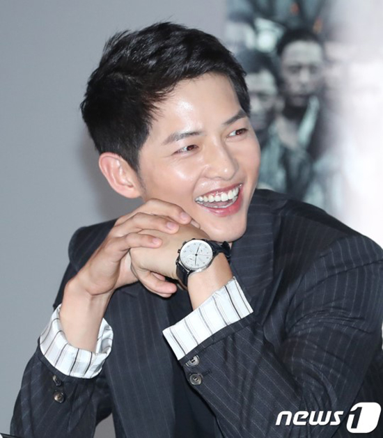 
Song Joong Ki rạng rỡ hạnh phúc tại sự kiện.
