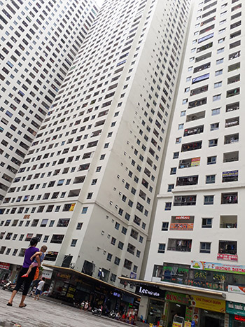 
Khu chung cư HH Linh Đàm có 12 toà nhà cao 36 - 41 tầng với khoảng 50.000 dân nhưng không có một trường mầm non, tiểu học công lập. Ảnh: Quỳnh Trang.
