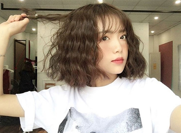 Được các minh tinh xứ Hàn lăng xê rầm rộ trong loạt phim truyền hình cuối năm 2016, đầu 2017, kiểu tóc xoăn xù mì chính thức trở thành hot trend của mùa hè năm nay.