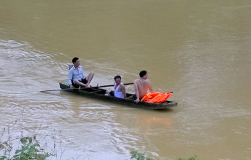 Nhà chức trách đang tổ chức tìm kiếm trên sông Ngàn Sâu đoạn qua xã Lộc Yên. Ảnh: Đ.Q
