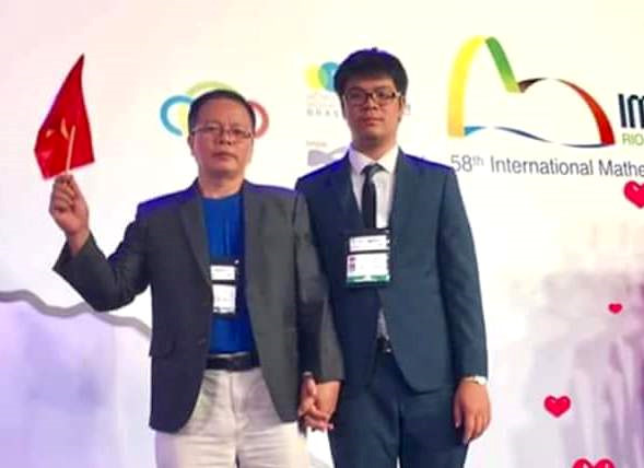 Lê Quang Dũng (phải) tại kỳ thi Olympic Toán quốc tế (IMO) 2017 được tổ chức tại Brazil. Ảnh: Nhân vật cung cấp.