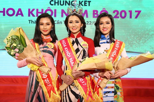 Hải Yến (giữa) l&agrave; người đẹp đăng quang Hoa kh&ocirc;i Nam Bộ 2017.