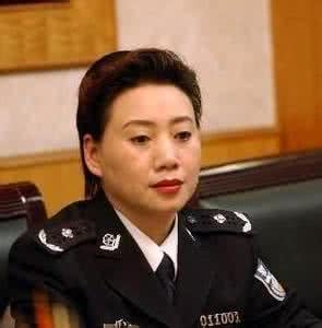 
La &Aacute; B&igrave;nh thời c&ograve;n đương chức.
