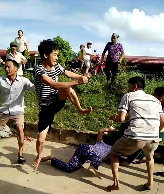 Vợ chồng ông Đỗ Viết Ba bị gia đình hàng xóm ra tay dã man - Ảnh cắt từ clip