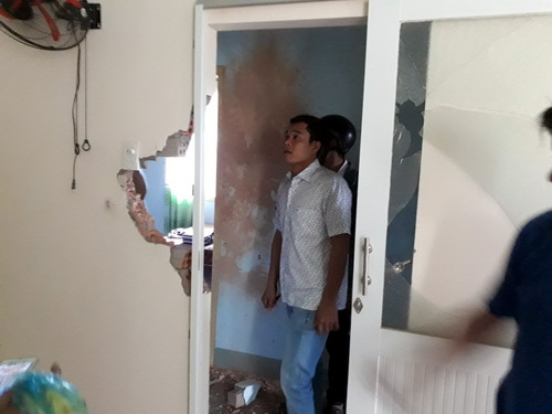 Nh&agrave; d&acirc;n bị hư hỏng sau tiếng nổ lớn. Ảnh: Phước Tuấn.