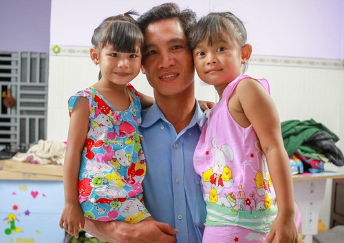 Anh Khiên bên con đẻ Lan anh (trái) và đứa con mình nuôi dưỡng từ nhỏ Ngọc Yến. Ảnh:Nguyễn Thành.