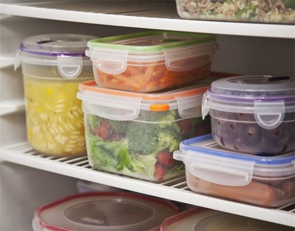
Khi cho đồ ăn thừa vào tủ lạnh, mọi người nên bọc kín bằng nylon hoặc đựng trong hộp có đậy nắp cẩn thận. (Ảnh minh họa)
