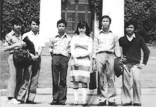 
Nguyễn Tiến Dũng (thứ hai từ phải sang) và các bạn năm 1985.
