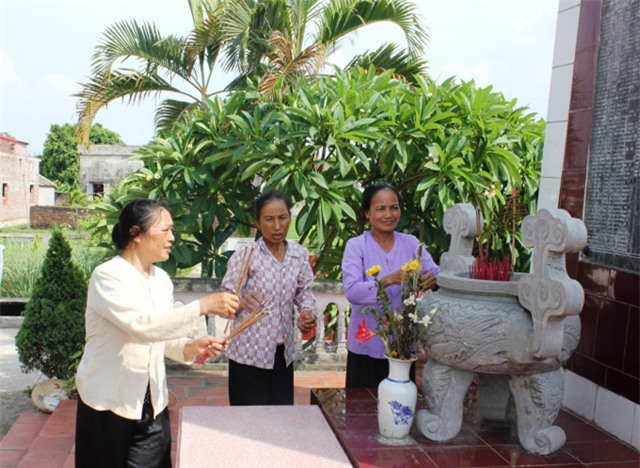 Suốt 9 năm qua, 3 người phụ nữ ấy đã luôn trông nom, dọn dẹp nghĩa trang liệt sĩ xã Yên Lộc, giữ cho khuôn viên luôn sạch sẽ.