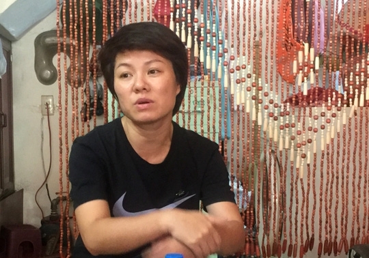 Chị Vũ Thanh Hoa chia sẻ sự việc với ph&oacute;ng vi&ecirc;n sau buổi l&agrave;m việc với đo&agrave;n thanh tra c&ocirc;ng vụ TP H&agrave; Nội.