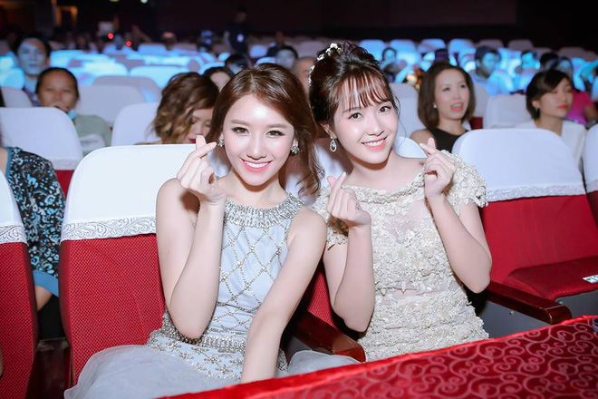 Vẫn là một Hari Won với nụ cười tươi rói luôn hiệu hữu nhưng lần này gương mặt của cô lại có phần khác lạ.