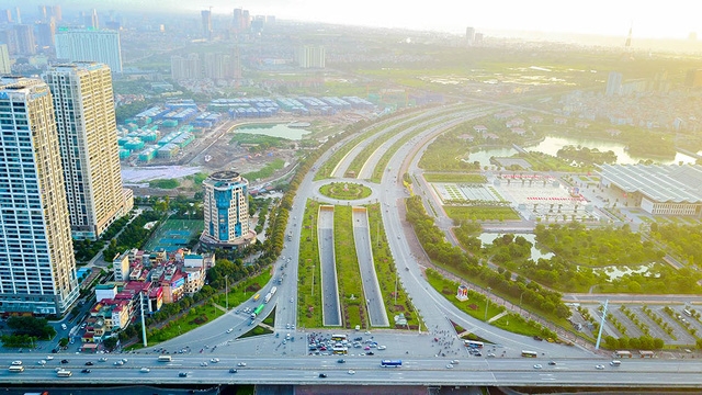 Đại lộ Thăng Long (tên cũ khi chưa mở rộng là đường Láng – Hòa Lạc) là tuyến đường cao tốc nối trung tâm Hà Nội với quốc lộ 21A cũ, nay là điểm đầu của đường Hồ Chí Minh. Chiều dài toàn tuyến 30 km, nằm gọn trong địa giới thành phố.
