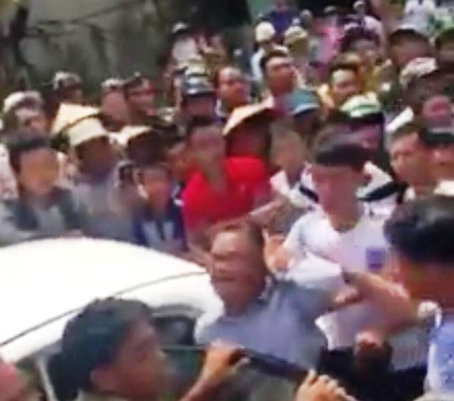 Hàng trăm người dân vây kín 2 người đàn ông quốc tịch Trung Quốc nghi thôi miên lấy tài sản