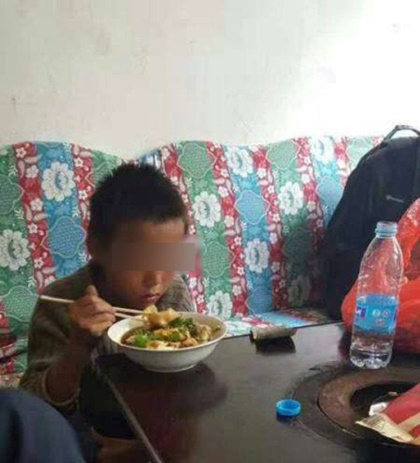 Cậu b&eacute; Miao muốn bỏ đi thật xa nh&agrave; m&igrave;nh, sau khi bị bố đ&aacute;nh. Ảnh: Yunnan.