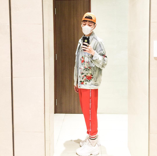 Đức Phúc cũng nhanh chóng update xu hướng của giới trẻ hiện tại khi chọn sneaker Fila.