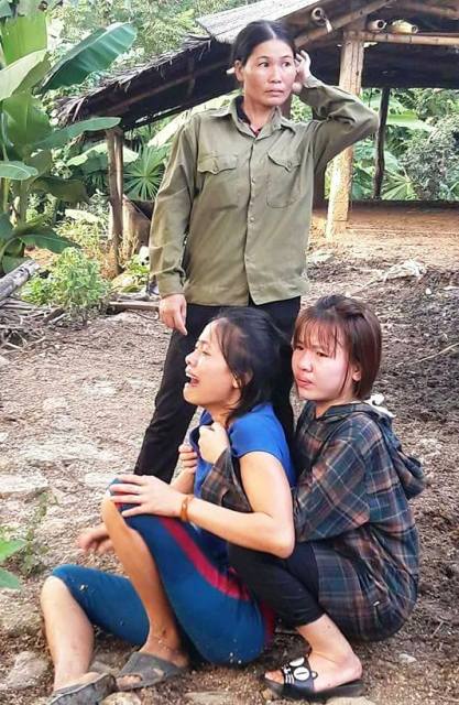 Chị Lê Thị Hòa - mẹ cháu bé khóc ngất khi nhận được tin con trai gặp nạn. Ảnh: HĐ.