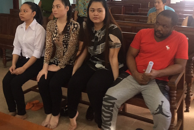 
Micheal c&ugrave;ng B&igrave;nh, Uyển v&agrave; Nhi (từ phải qua) tại phi&ecirc;n to&agrave; s&aacute;ng nay. Ảnh: Minh Anh. 
