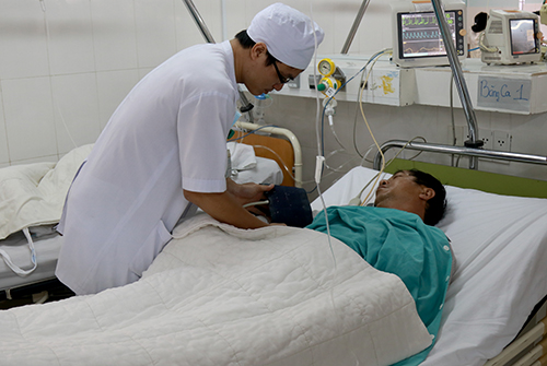
Bệnh nhân bị ngộ độc do ăn lẩu cá đang điều trị tại bệnh viện. Ảnh: Xuân Ngọc
