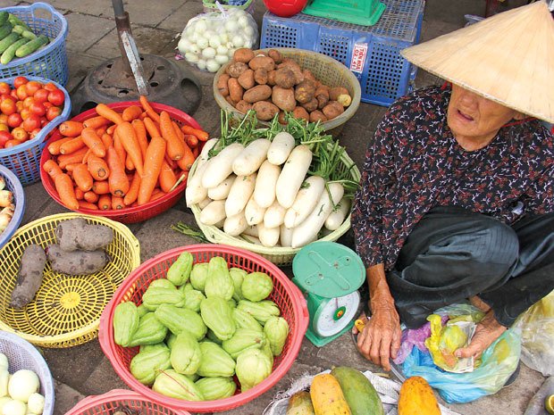 
Rau củ ngâm hóa chất được bày bán tràn lan. Ảnh minh họa
