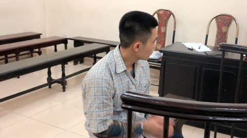 
Bị c&aacute;o tại t&ograve;a.
