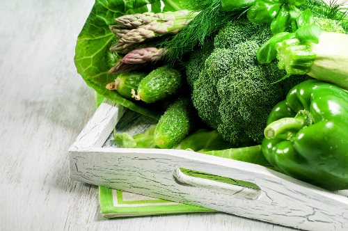 Các loại rau màu xanh đậm giàu vitamin và khoáng chất.