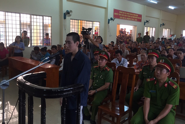 Phiên toà thu hút rất đông người dự khán. Ảnh Minh Anh.