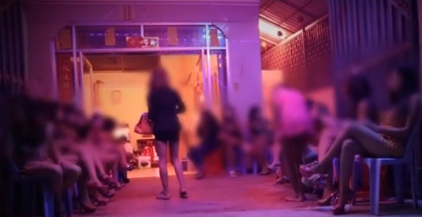 
Nhiều b&eacute; g&aacute;i ở l&agrave;ng Svay Pak bị b&aacute;n l&agrave;m g&aacute;i mại d&acirc;m v&igrave; gia đ&igrave;nh ngh&egrave;o kh&oacute;. Ảnh: CNN.
