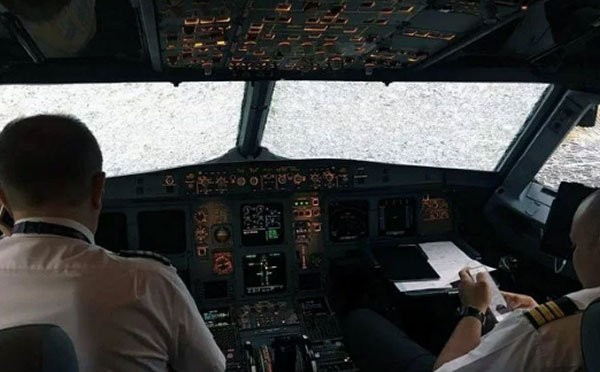 
Cửa k&iacute;nh trong khoang l&aacute;i của phi cơ A320 bị nứt, vỡ. Ảnh:&nbsp;East2West.
