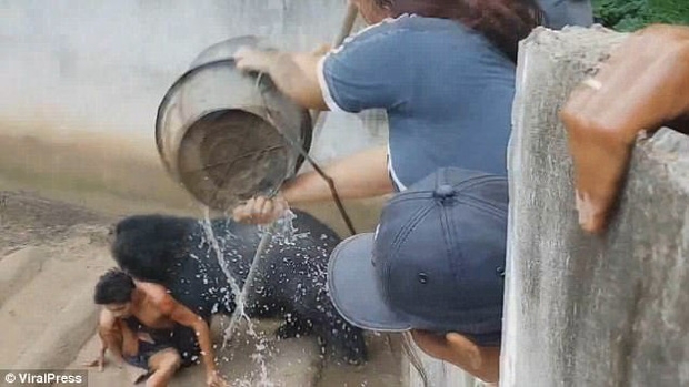 
Những người bạn của anh Naiphum Promratee cố gắng giải cứu bạn m&igrave;nh.
