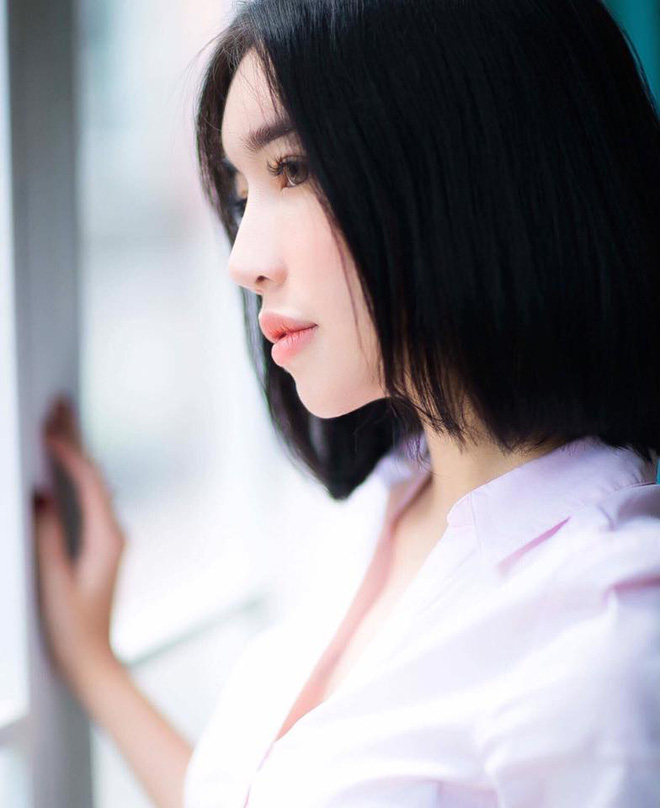 Mái tóc đen tuyền thuần khiết rất hợp với khuôn mặt thon dài của Elly, chắng ai có thể ngờ cô nàng tóc ngắn này đã là mẹ của hai nhóc tỳ.