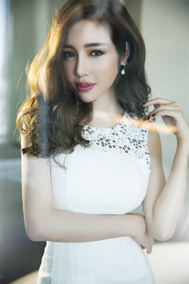 Kiểu tóc dài khiến Elly trông rất dịu dàng và đằm thắm. Có lẽ chính vì vậy mà cô nàng không muốn thay đổi, có chăng thì chỉ cắt đến ngang vai và làm xoăn đuôi.