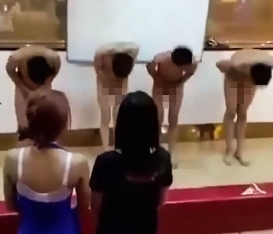 
C&aacute;c nh&acirc;n vi&ecirc;n nam c&uacute;i đầu xin lỗi trong t&igrave;nh trạng khỏa th&acirc;n.
