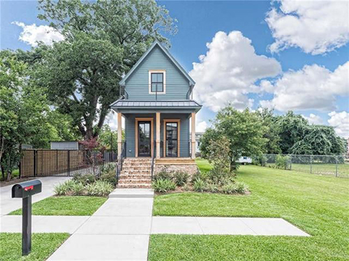 Năm ngoái, cặp vợ chồng Cameron và Jessie Bell mua một ngôi nhà cũ nát với giá 28.000 USD và chuyển nó tới khu đất trống của gia đình ở thành phố Waco (bang Texas, Mỹ).