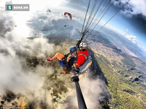 
Nam du kh&aacute;ch quyết định dừng ch&acirc;n tại khu vực gần Hồ Tahoe để tham gia thử th&aacute;ch nhảy d&ugrave; do c&ocirc;ng ty Skydive Lake Tahoe tổ chức - (Ảnh minh họa).
