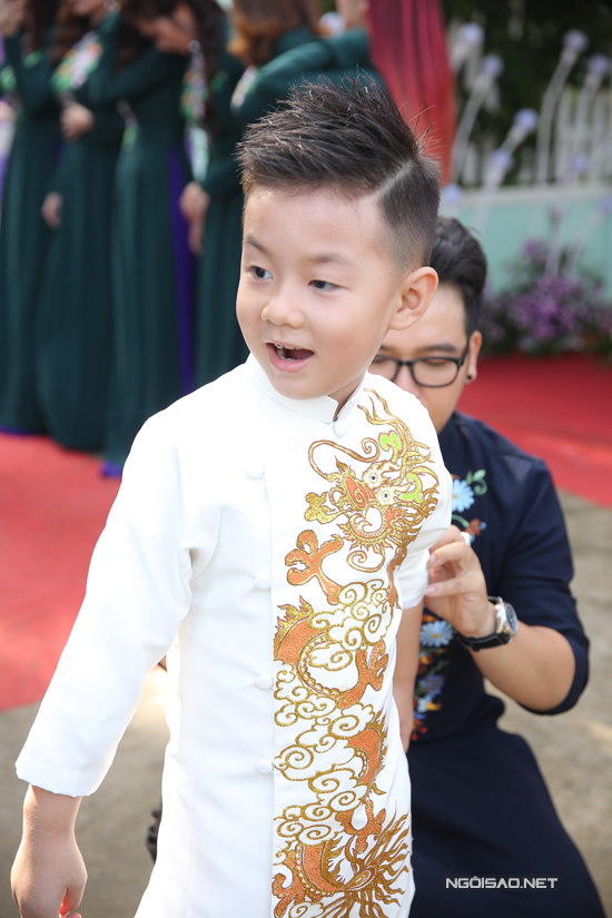 
Trong lễ vu quy diễn ra sáng nay (8/8) của Lê Phương tại quê nhà Trà Vinh, bé Cà Pháo được mẹ cho diện chiếc áo dài trắng, thêu họa tiết rồng.
