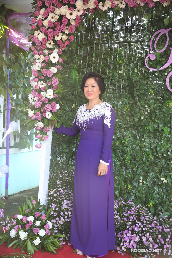 
Từ sáng sớm, mẹ ruột Lê Phương đã tất bật chuẩn bị cho ngày con gái lên xe hoa lần thứ hai. Bà diện áo dài tím, thêu hoa ren ở phần vai.

