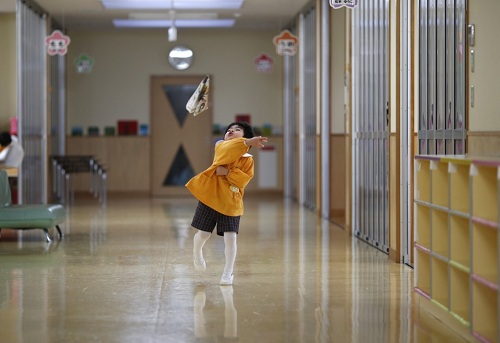 
Một học sinh chơi đùa tại trường học ở Koriyama, Nhật Bản.
