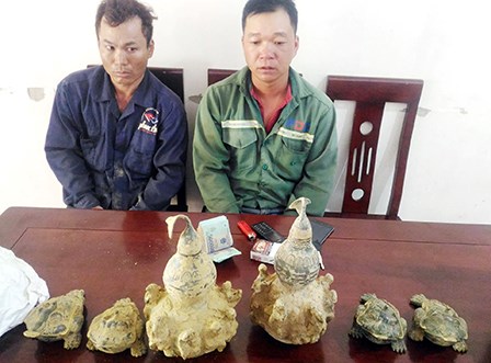 Đồ cổ giả thu giữ được của hai đối tượng đang đưa đi rao bán