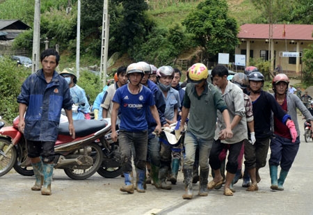 Thi thể chị Ng&ocirc; Thị Hiền được đưa l&ecirc;n khỏi khu vực hồ Khao Mang Chải
