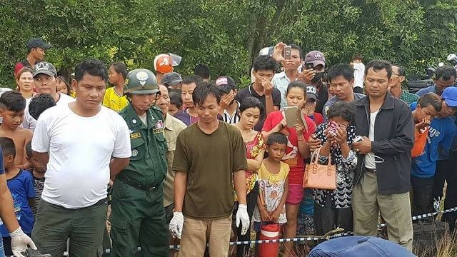 
Người d&acirc;n tụ tập tại hiện trường ph&aacute;t hiện ra thi thể nạn nh&acirc;n.

