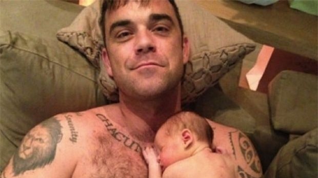 
Bức ảnh vô cùng đáng yêu của bố con nhà Robbie Williams.
